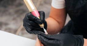 Jak pracovat s bruskou na nehty: otáčky, bezpečnost a tipy pro začátečníky